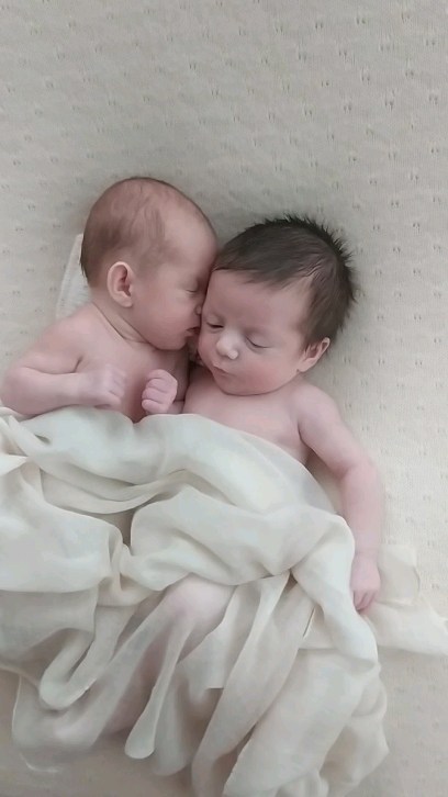 #newbornfoceni #newborn #focenimininek #miminko #mumhub #twins  #twinsphotography  #sisters #dvojcatka #foceninewborn